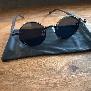 Unisex retro round metal frames with faux wood grain legs and dust bag
